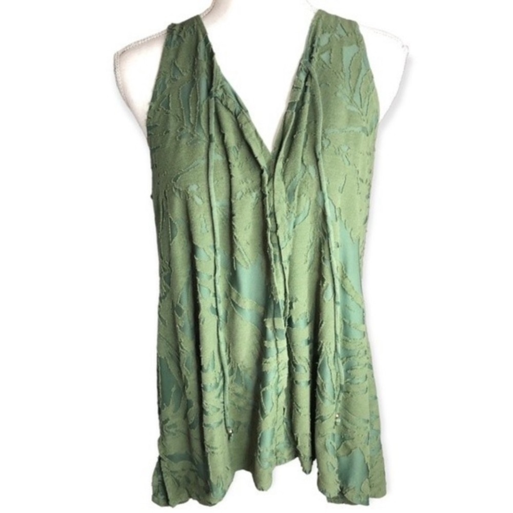 Cupio Embroidered Floral Textured High Low Sleeveless Blouse